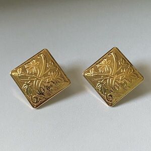 Vintage Gold Tone Embossed Floral Leaf Vine Square Pierce Earrings